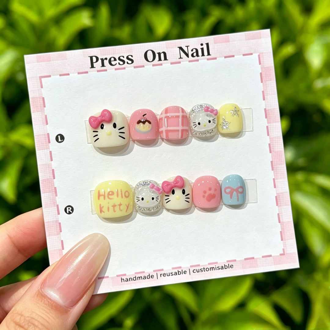 Künstlerisches Press-On-Nagel-Set mit floralen und grafischen Designs