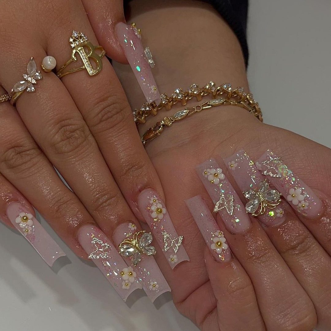 Glamouröses Kunstnageldesign mit goldenen Akzenten Karnz