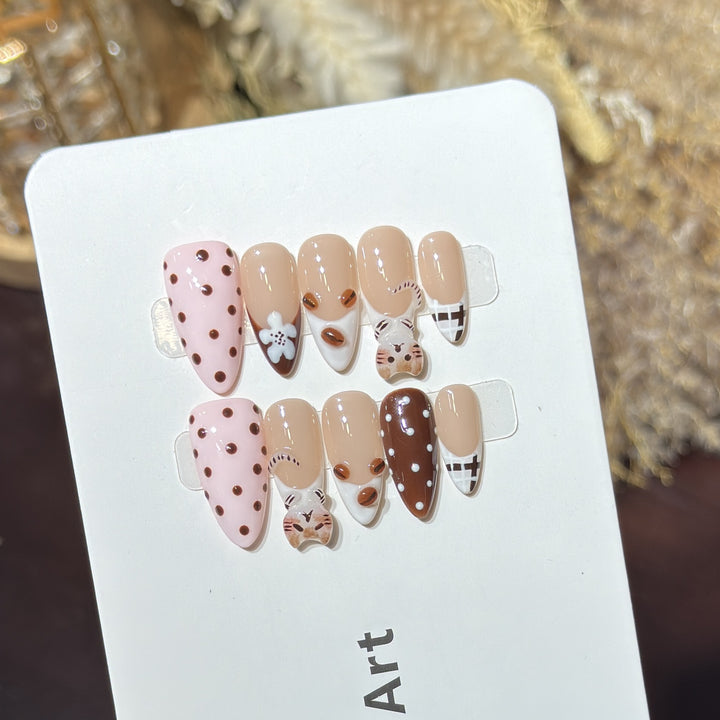 Verspieltes thematisches Press-On Nagelkunstset Karnz