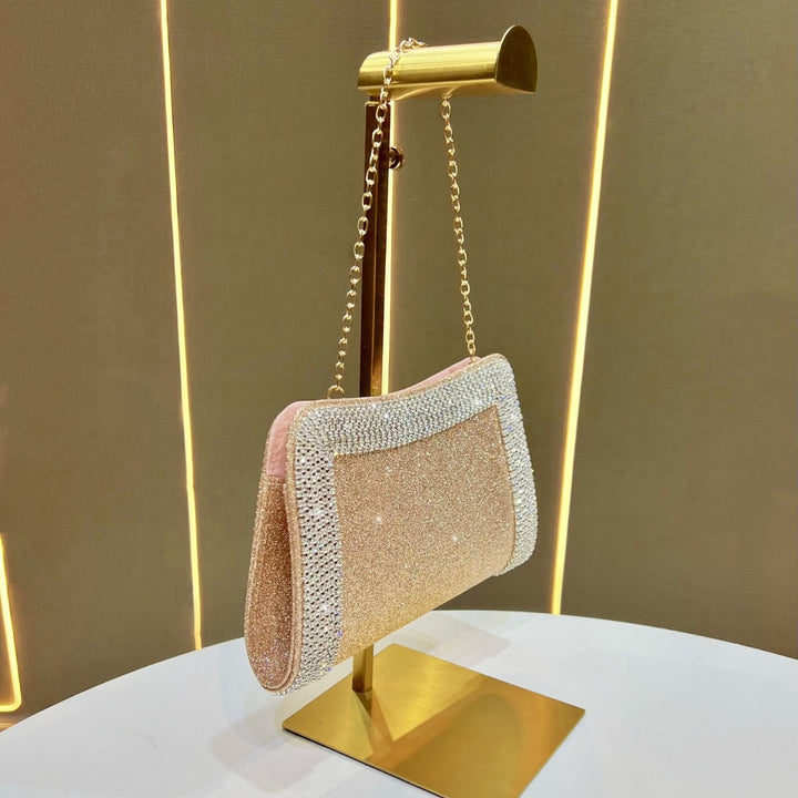 Glänzende Clutch mit Kristallbesatz