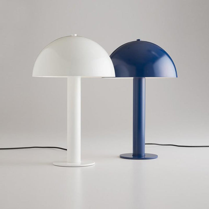 Moderne Tischlampe mit elegantem Globusschirm