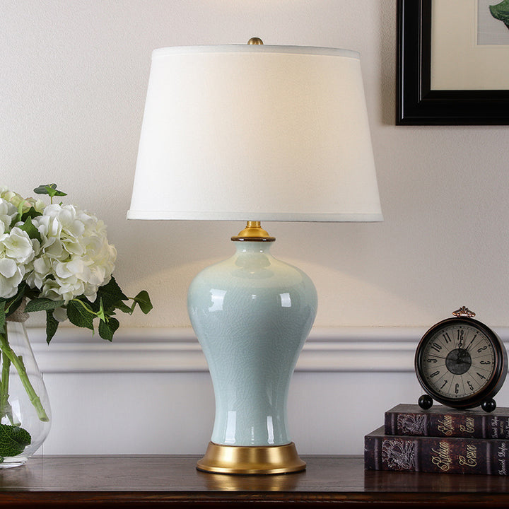 Elegante Keramik Tischlampe mit goldenen Akzenten