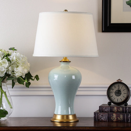Elegante Keramik Tischlampe mit goldenen Akzenten