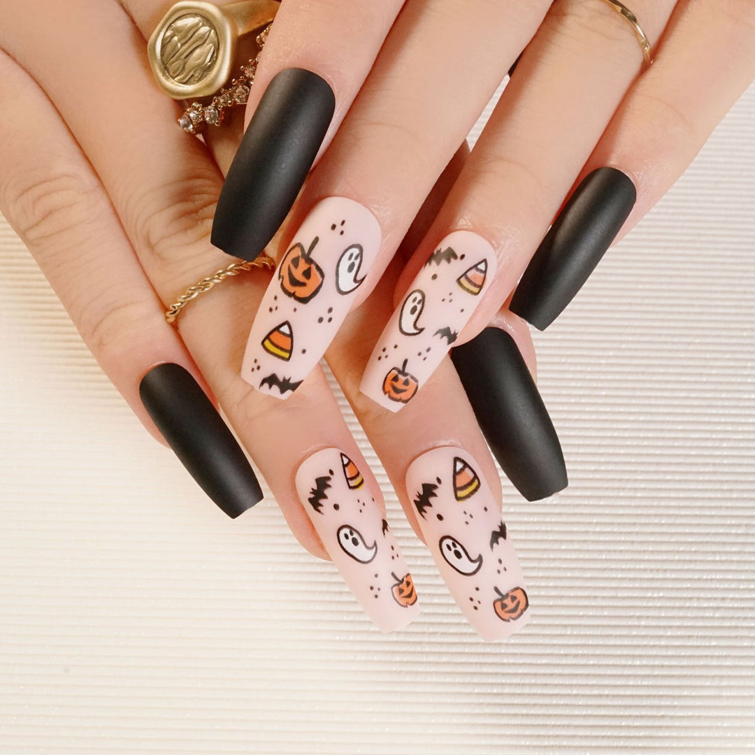 Kunstvolle Nagelverlängerungen mit kreativen Augen-Design Karnz