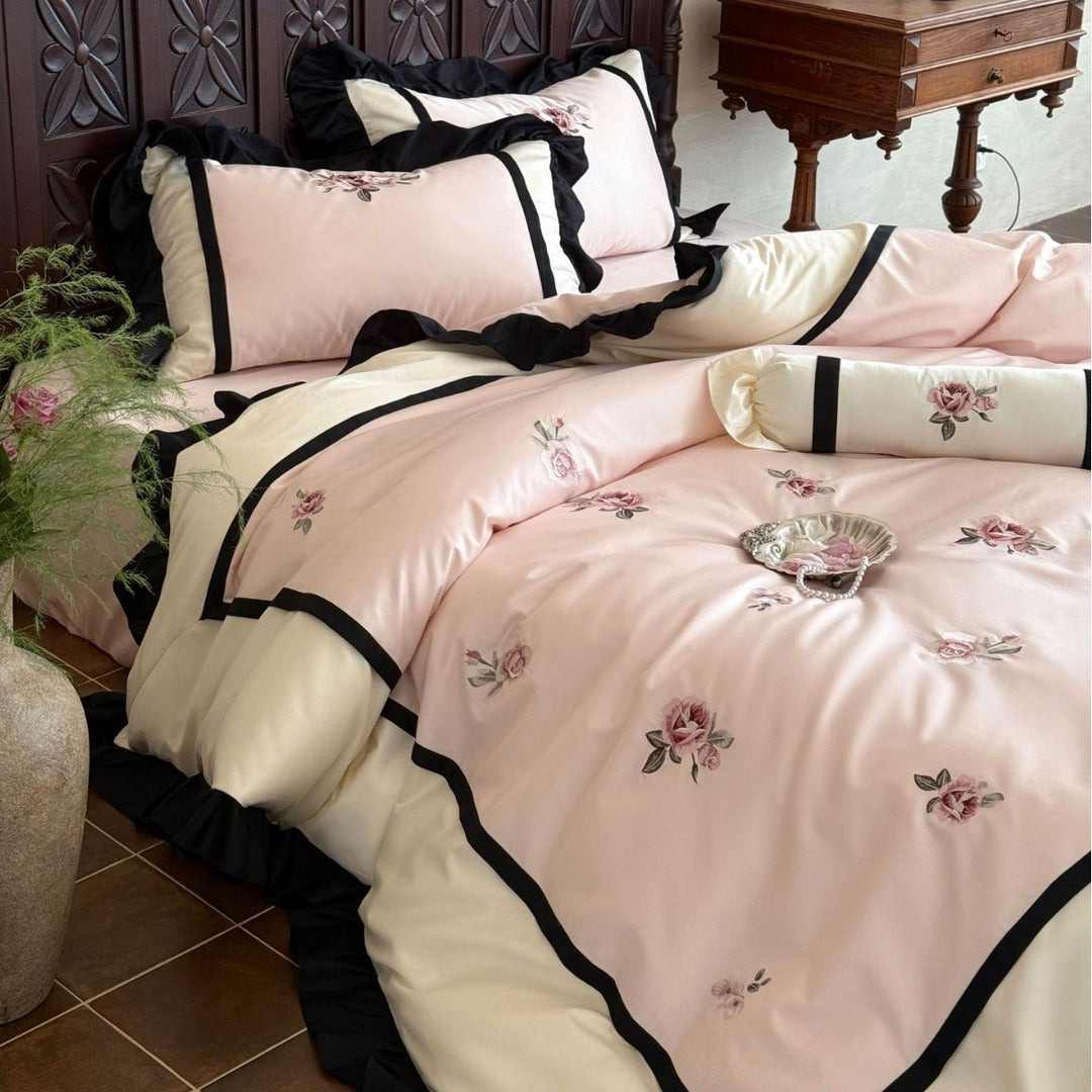 Luxuriöses Satin-Bettwäsche-Set mit gestickten Rosen und volancierter Rüsche