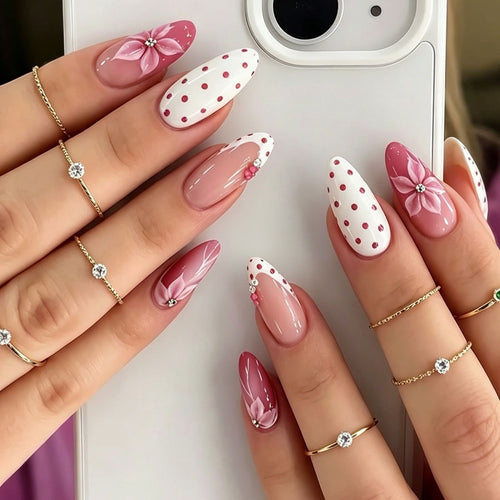 Kunstnagelset mit floralen Akzenten und charmanten Polka-Dots Karnz