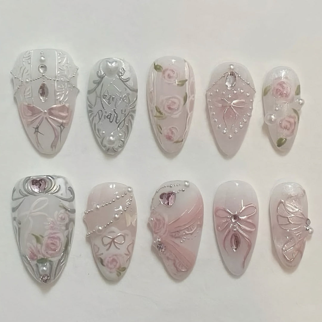Künstlerische Nagelverlängerungen mit eleganter Blütenverzierung Karnz