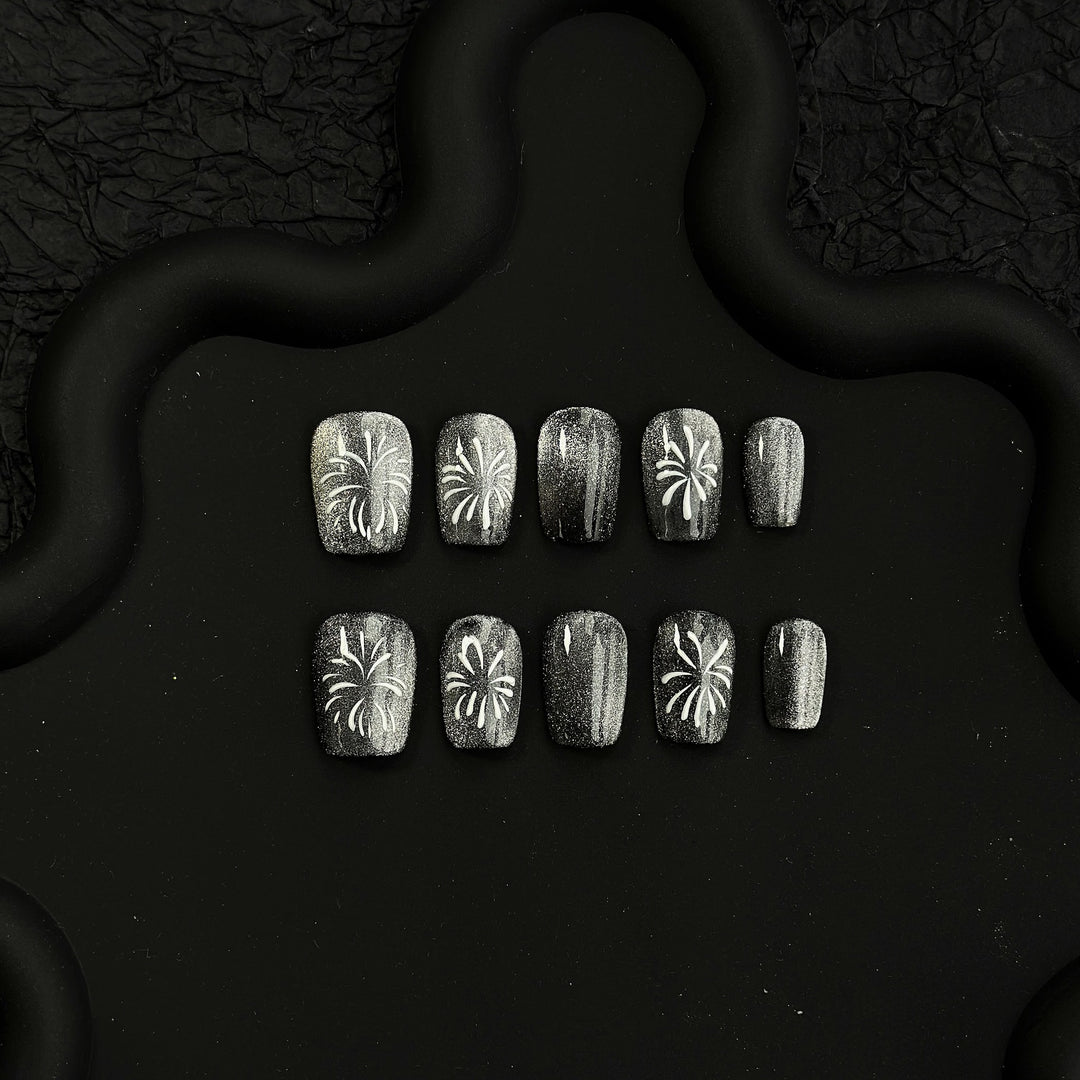 Elegantes Press-On-Nagelset mit künstlerischen Blumenakzenten