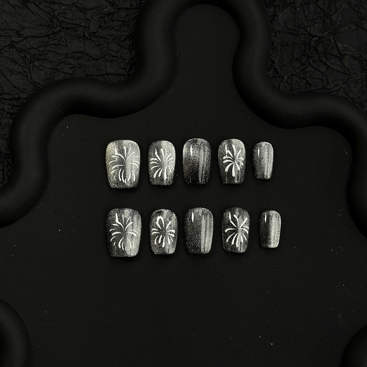 Elegantes Press-On-Nagelset mit künstlerischen Blumenakzenten