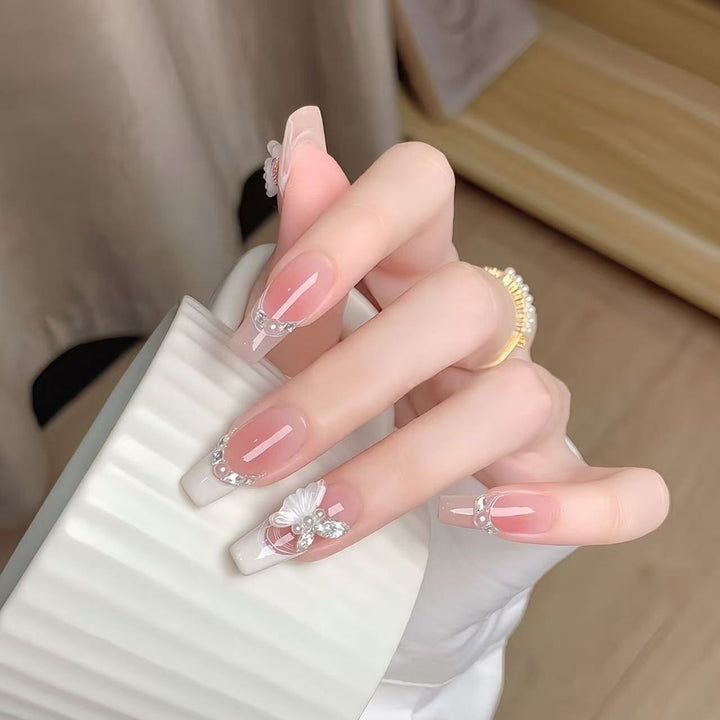 Glamouröse Nagelkunst mit Perlen und Glitzer Karnz