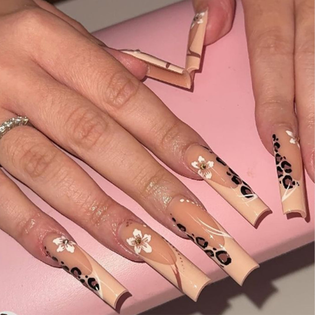 Künstlerische Lange Stiletto Press-On Nägel mit Floral- und Tierakzentmustern Karnz