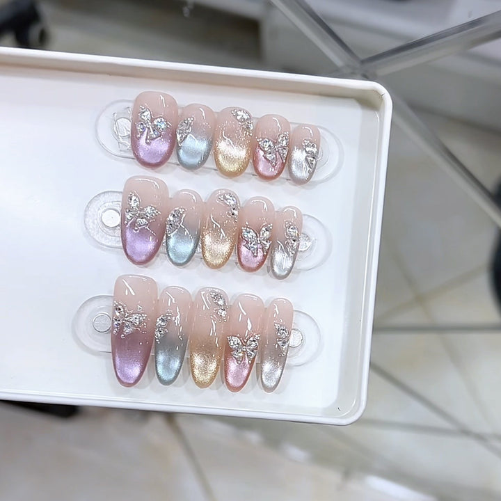 Dekoratives Press-On Nagelset mit Schmetterlingsakzenten Karnz