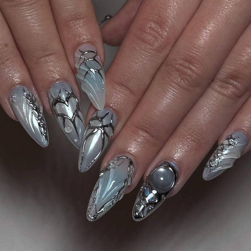 Kunstvolle Stiletto-Nägel mit verspielten Metallic-Details Karnz