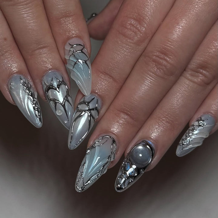 Kunstvolle Stiletto-Nägel mit verspielten Metallic-Details Karnz