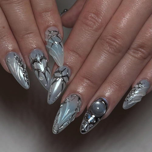 Kunstvolle Stiletto-Nägel mit verspielten Metallic-Details Karnz