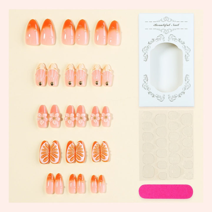 Kunstnagelset mit floralen Designs und Glitzer-Akzenten Karnz