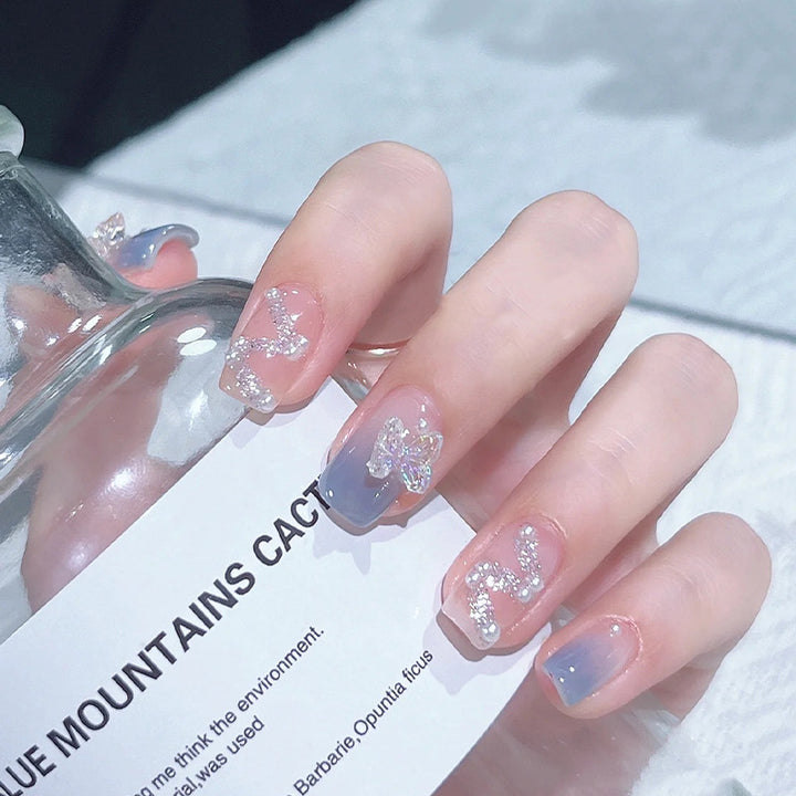 Kunstnagelset mit funkelnden Glitzer-Elementen und ansprechendem Ombre-Design Karnz