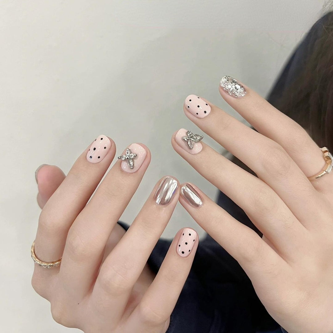 Kunstnägel mit Verspieltem Design und Glitzerakzenten Karnz