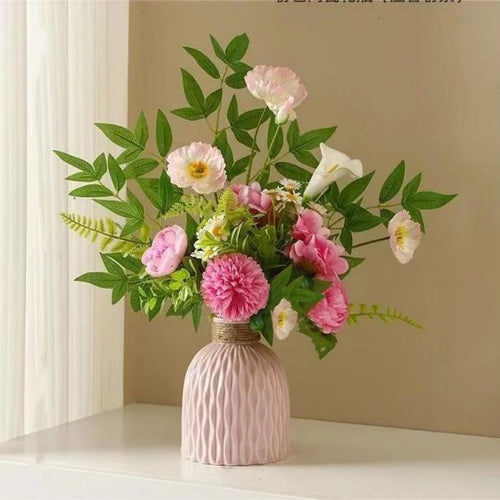 Lebensechte Blumenarrangement mit dekorativer Vase