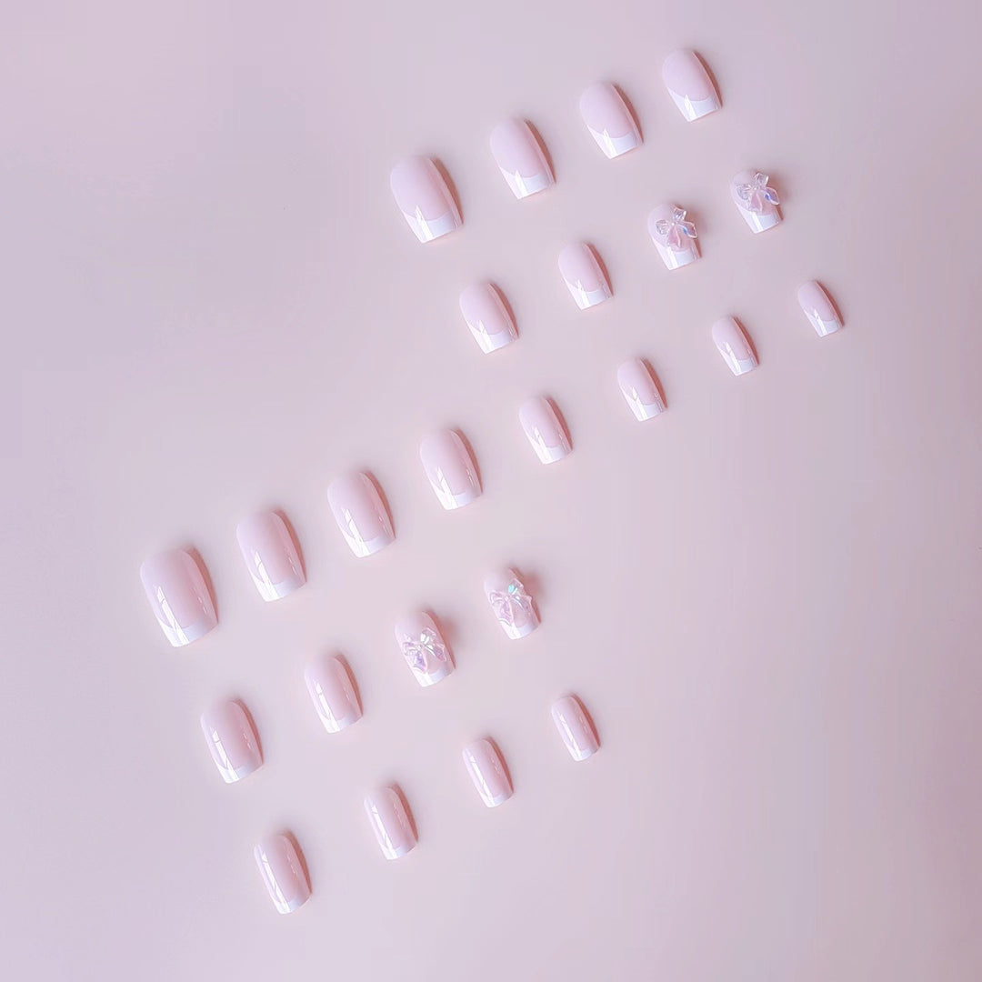 Kunstnagelset mit eleganter französischer Spitze und 3D-Details Karnz