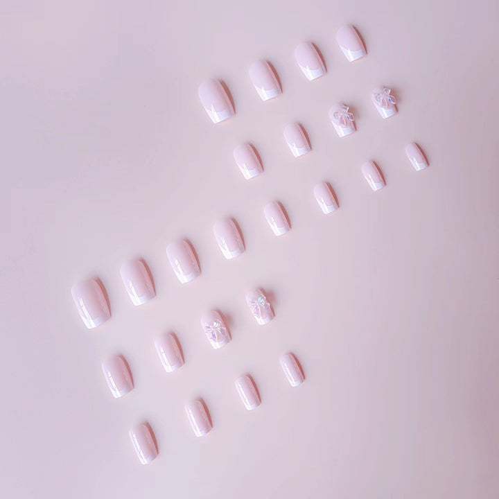 Kunstnagelset mit eleganter französischer Spitze und 3D-Details Karnz