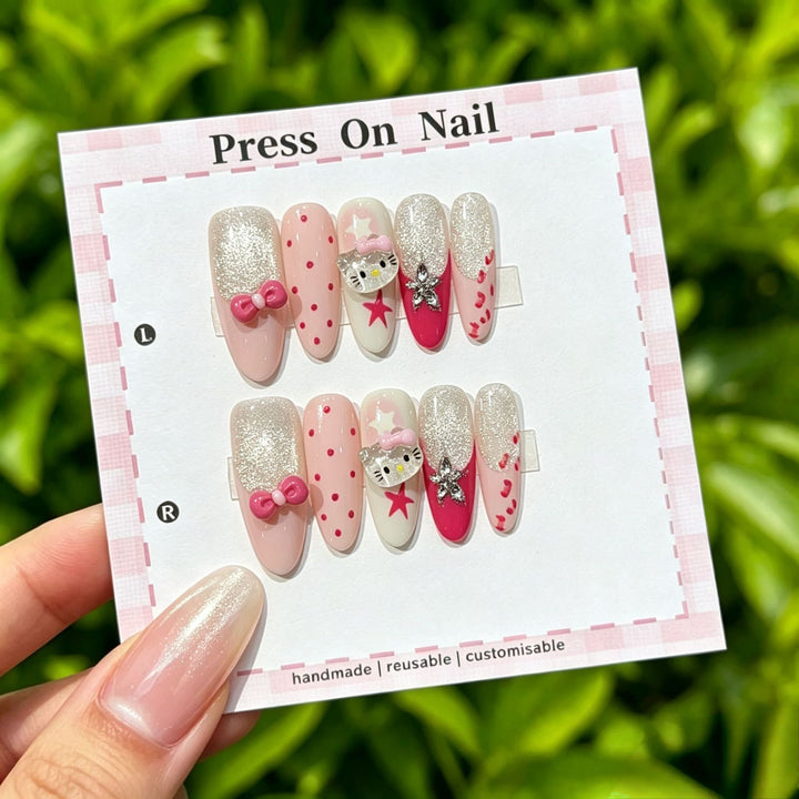 Künstlerisches Press-On Nagelset mit floralen und gemusterten Designs