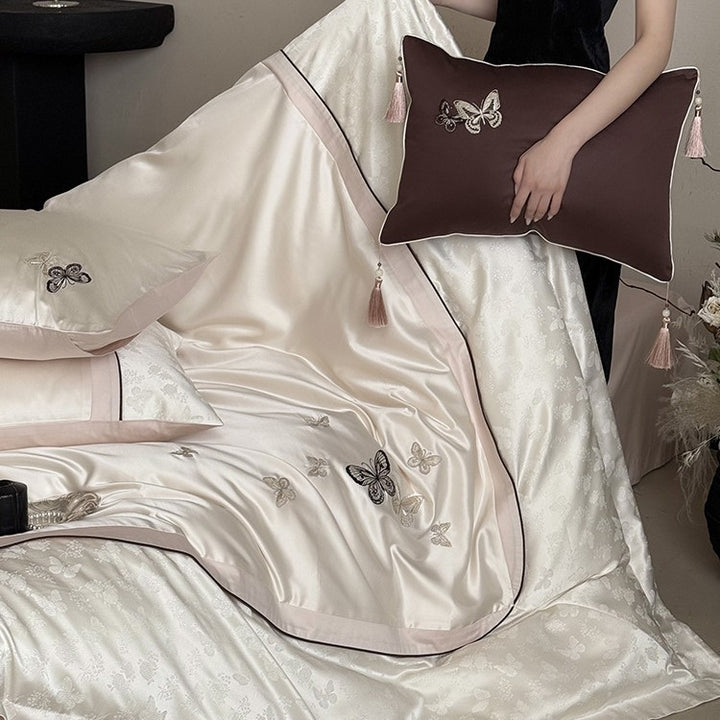 Luxuriöses Satin-Bettwäscheset mit bestickten Schmetterlingen, Zierkissen und Quasten