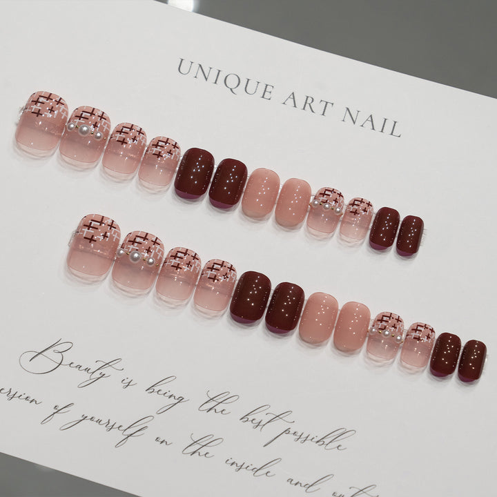 Dekorative Nagelkunst mit Perlelementen