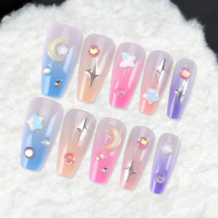 Künstlerisches Nageldesign mit himmlischem Thema Karnz