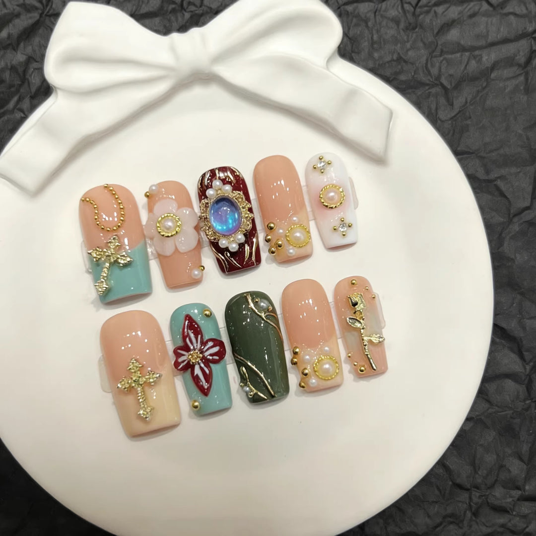 Dekorativer Press-On-Nagelset mit eleganten Designs