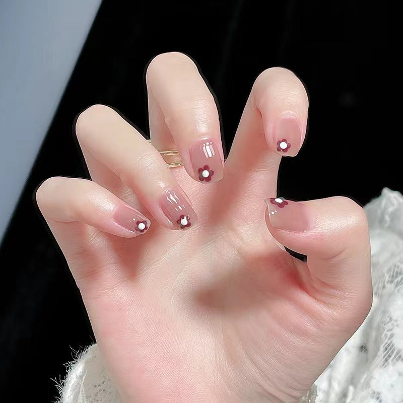 Kunstvolle Nagelkunst mit Blumendekoren Karnz