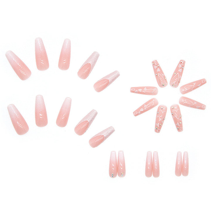 Elegante Kunstnagelspitzen mit Herz- und Glitzermuster Karnz