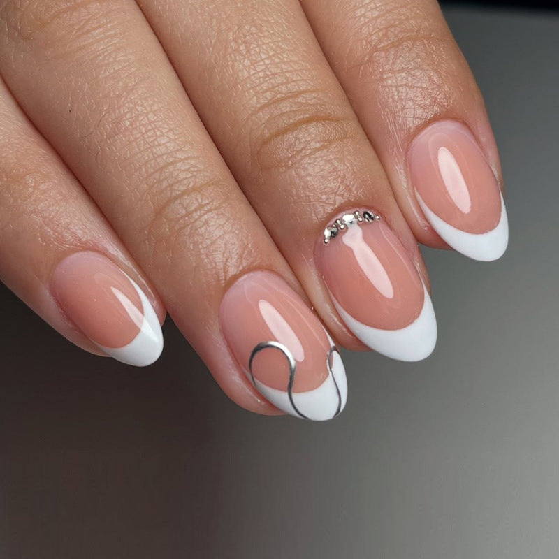 Elegante French Tip Press-On Nagelset mit dekorativen Akzenten Karnz