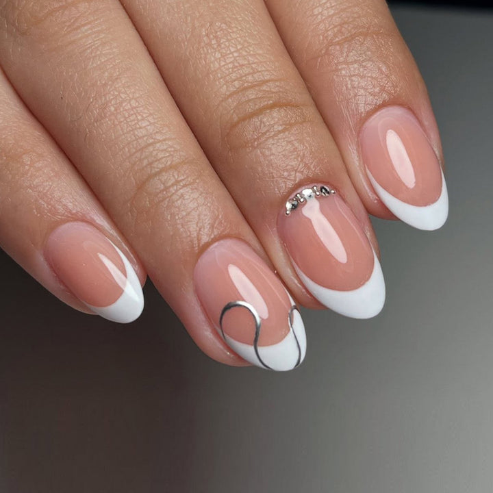 Elegante French Tip Press-On Nagelset mit dekorativen Akzenten Karnz