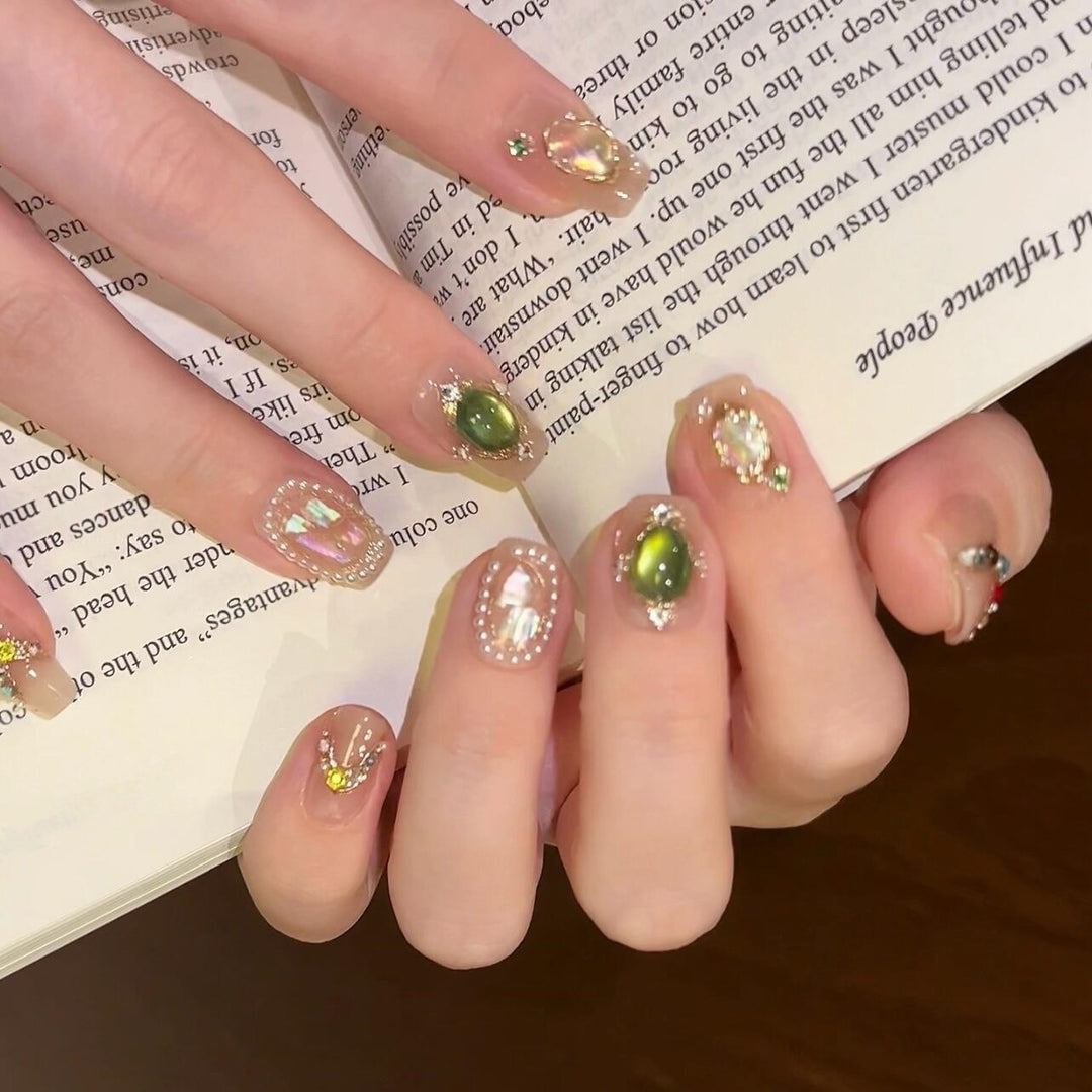 Kunstnägel mit Strass- und Perlenakzenten Karnz