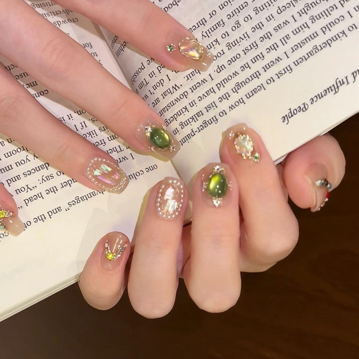 Kunstnägel mit Strass- und Perlenakzenten Karnz