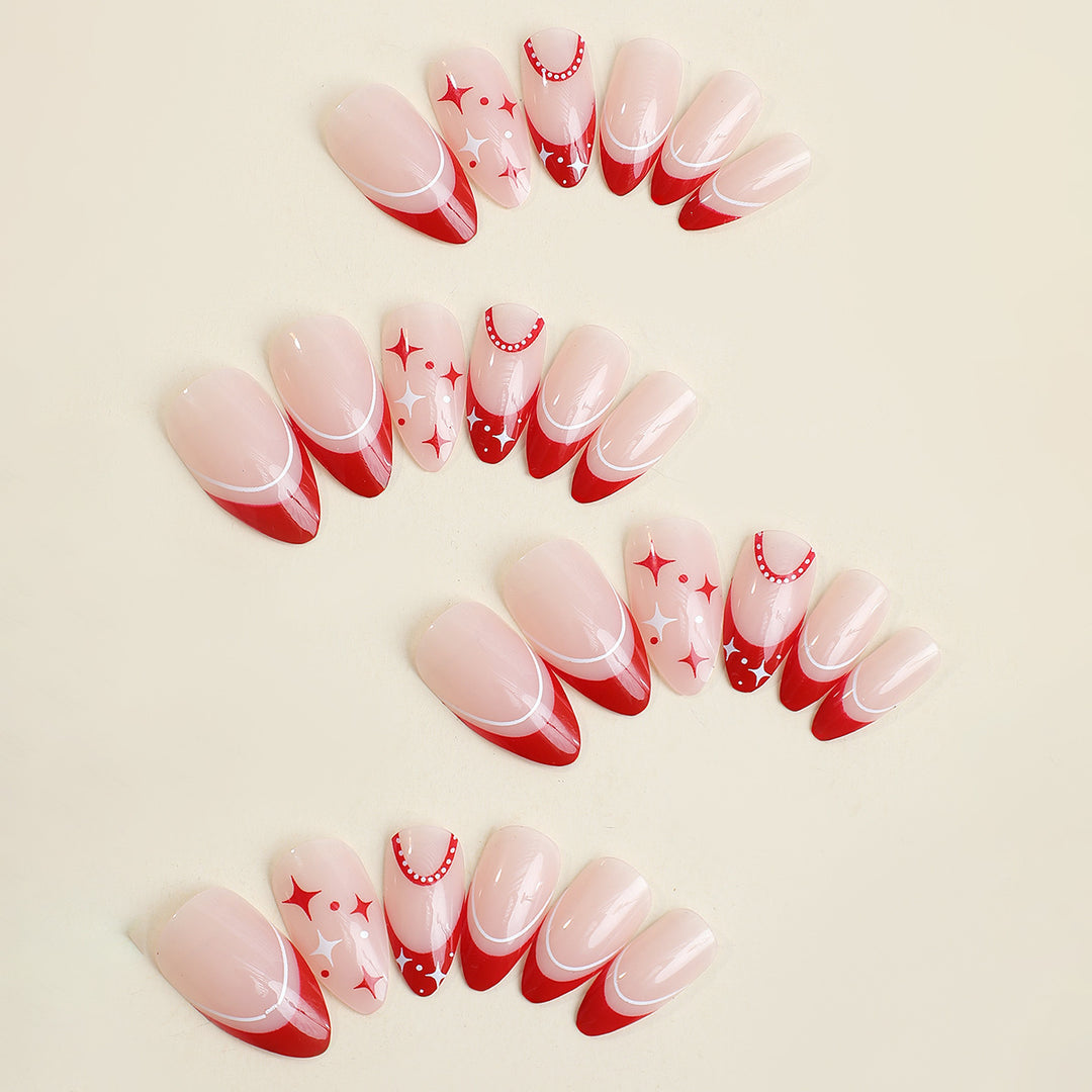 Kreatives Kunstnagelset mit glamourösen Akzenten und variierenden Designs Karnz