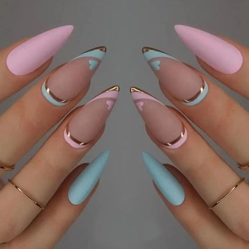 Kunstvolle Stiletto-Nägel mit Goldakzenten und Herz-Design Karnz