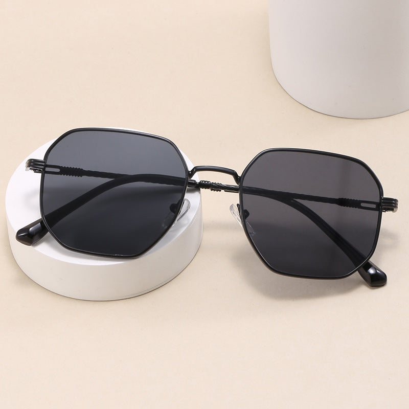 Damen extravagante geometrische Sonnenbrille mit markantem Metallrahmen Karnz