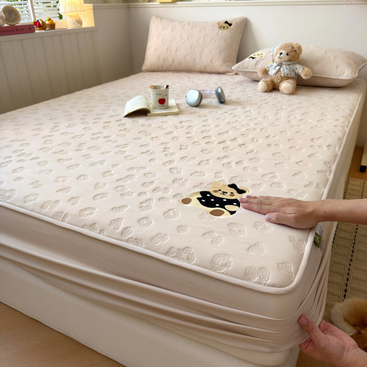Gestepptes wasserdichtes atmungsaktives passgenaues Matratzenauflage-Schutz mit bestickter Teddy-Applikation