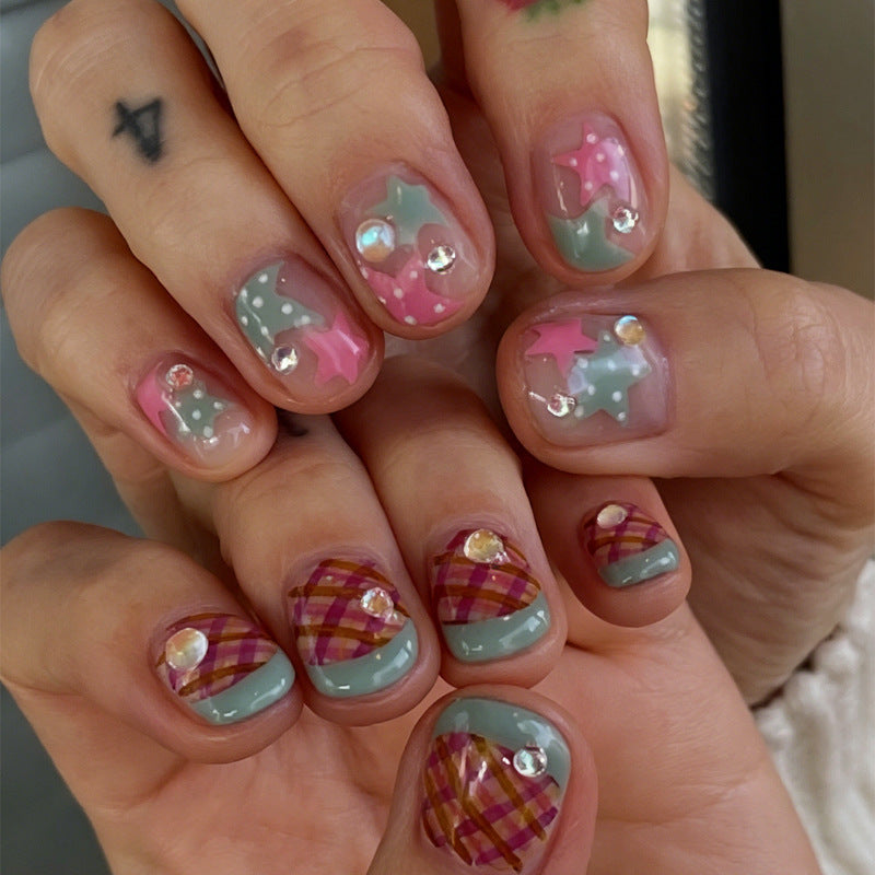 Kunstnagelset mit verspielten geometrischen Designs und Glitzerakzenten Karnz