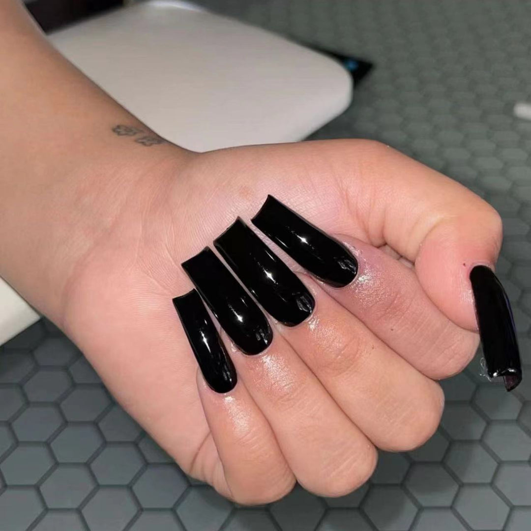 Kunstnagelset mit hochglänzenden, eleganten Spitzen Karnz