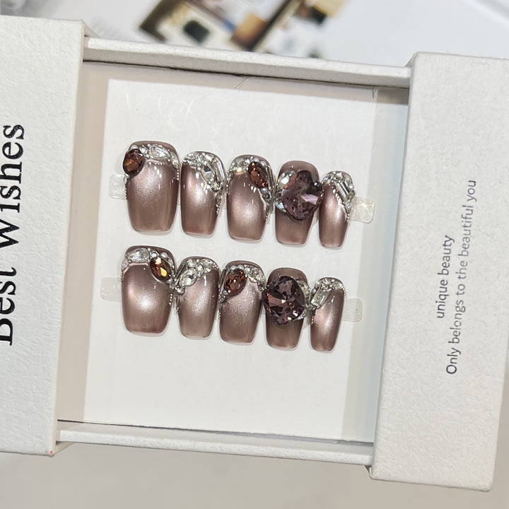 Dekoratives Press-On-Nageldesign mit Edelsteinakzenten Karnz
