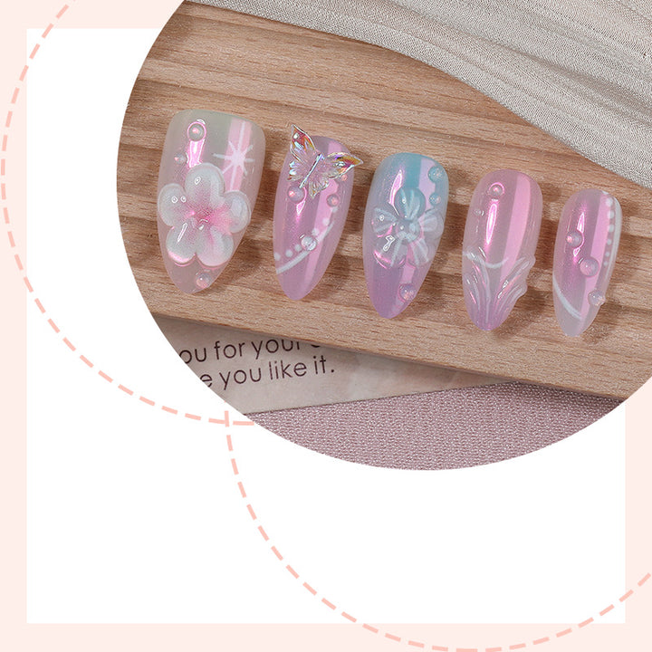 Künstlerisches Press-On-Nagelset mit floralen Akzenten Karnz