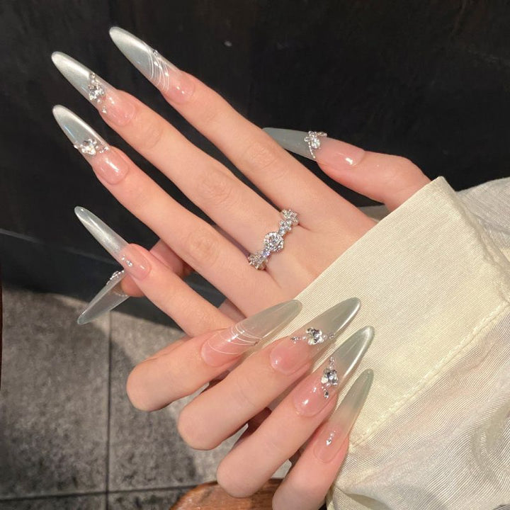 Künstlerisches Herzmuster Nagelkunstverlängerungen Karnz