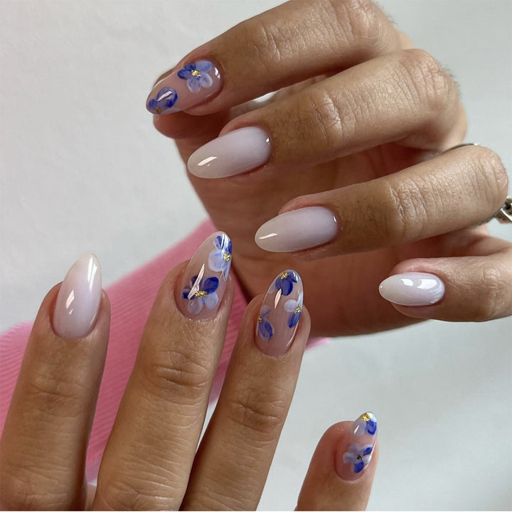 Kunstvolle Nagelverlängerungen mit floralen Akzenten Karnz