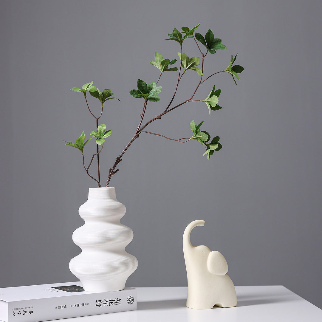 Moderner minimalistischer gerippter Keramikvase