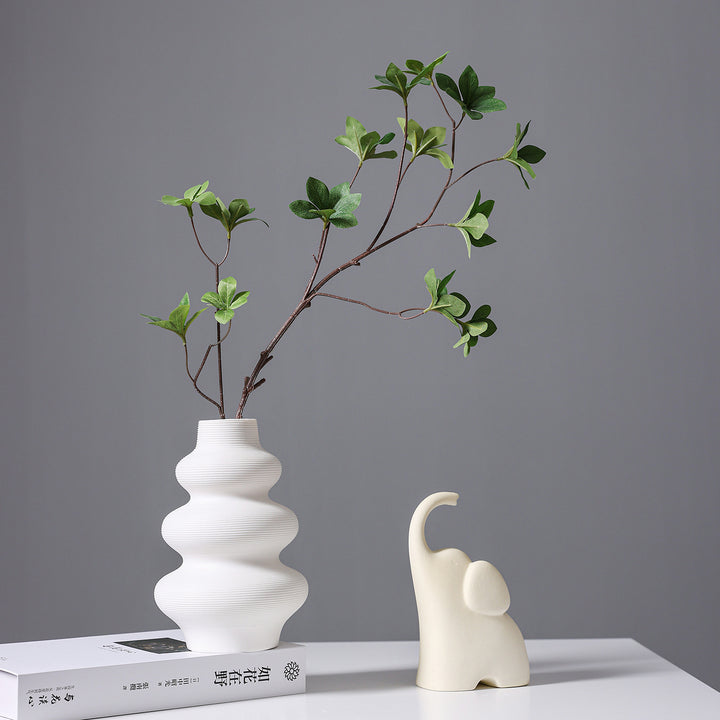 Moderner minimalistischer gerippter Keramikvase
