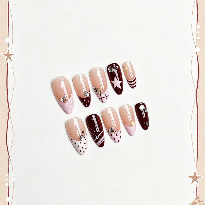 Elegante Kunstnägel mit verzierten Designs Karnz