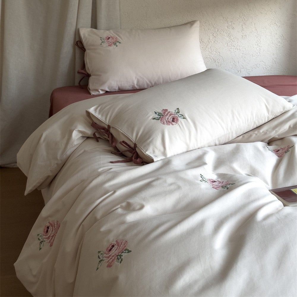 Bestickte Bettwäsche-Garnitur aus Baumwollsatin mit Rosenmotiv und Schleifen-Kissenbezügen